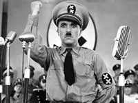 Svartvit bild av Charlie Chaplin i filmen Diktatorn från 1940